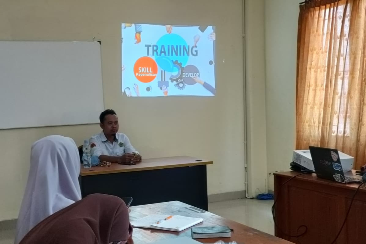 TRAINING KEPENULISAN PERKUAT LITERASI MAHASISWA MAGISTER PAI PASCASARJANA UIN MADURA