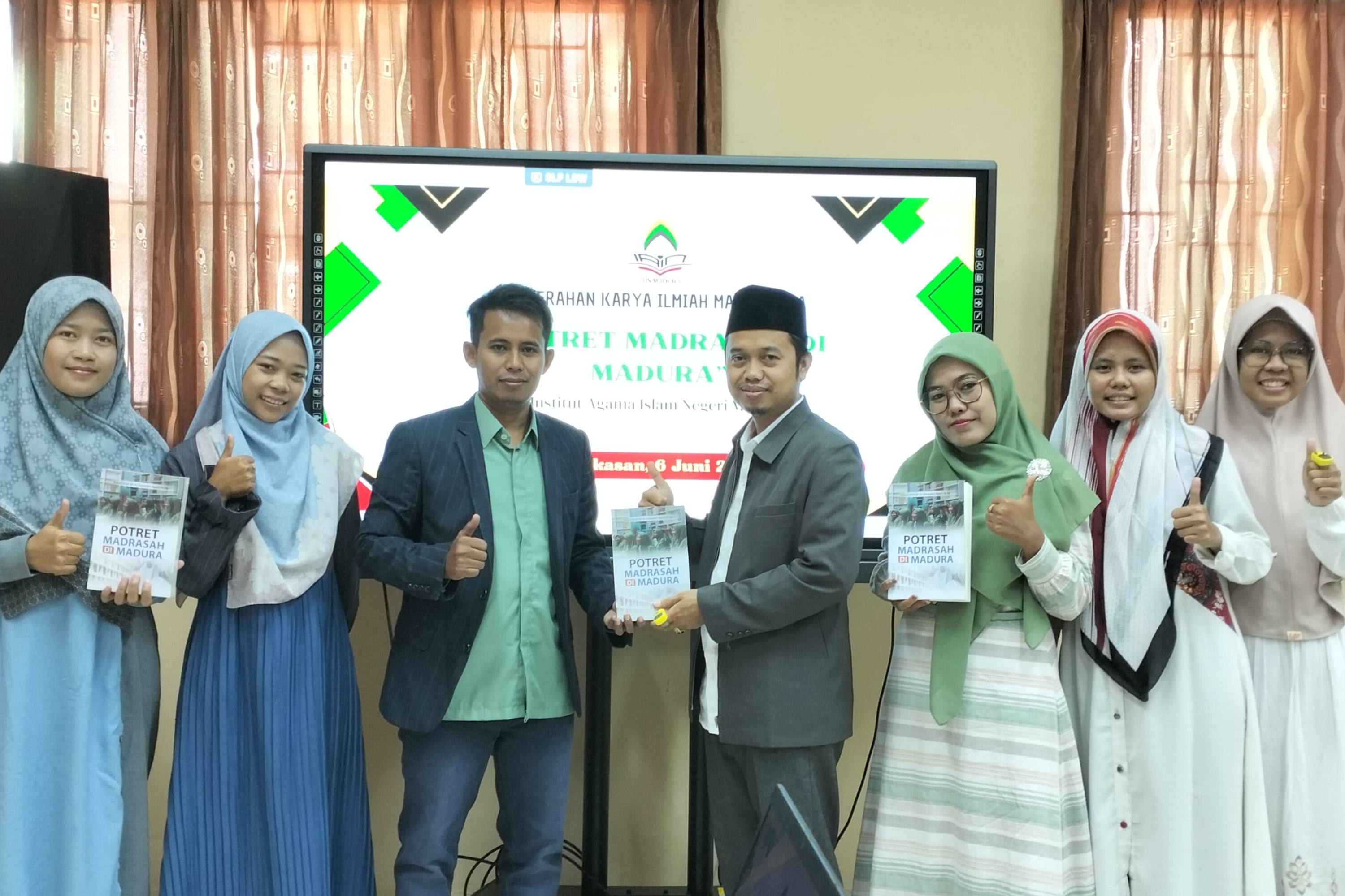 MAHASISWA PAI PASCASARJANA IAIN MADURA ANGKATAN 2022  LUNCURKAN BUKU "POTRET MADRASAH DI MADURA"