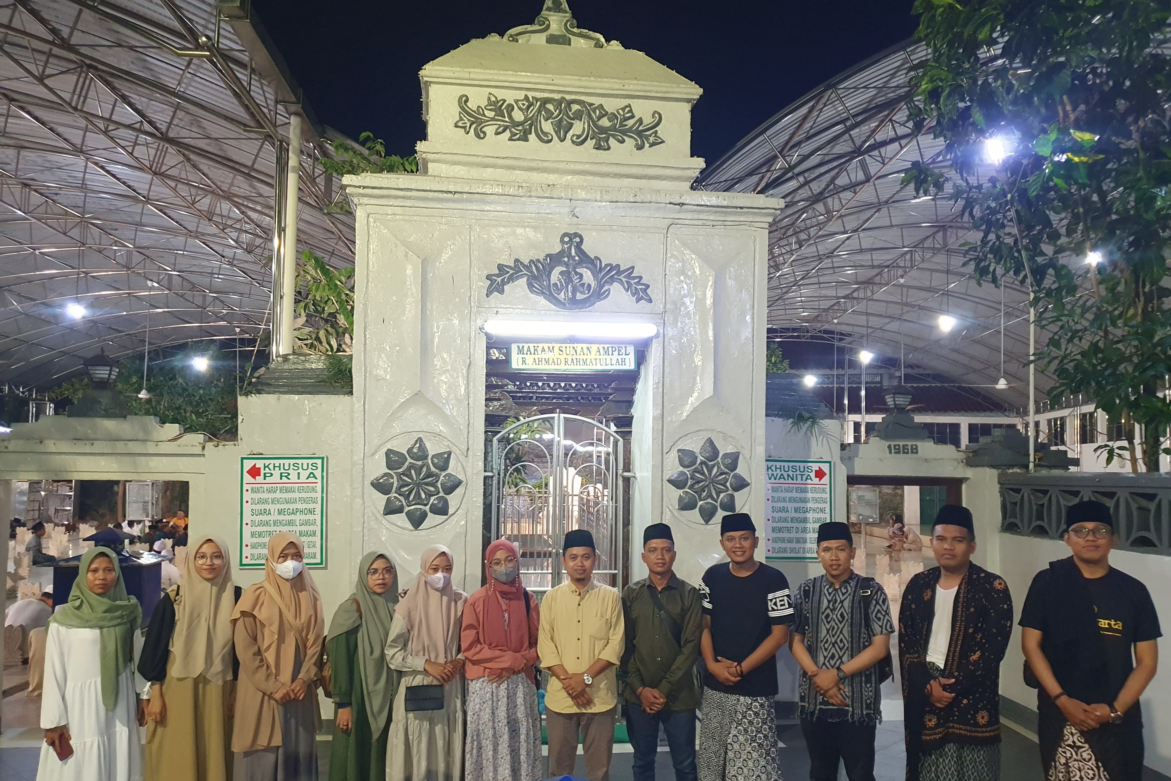 Follow Up-i Seminar Kolaboratif Bersama UIN Sunan Kalijaga, Mahasiswa Magister PAI Sekaligus Asah Spiritual di Maqbarah Sunan Ampel Surabaya